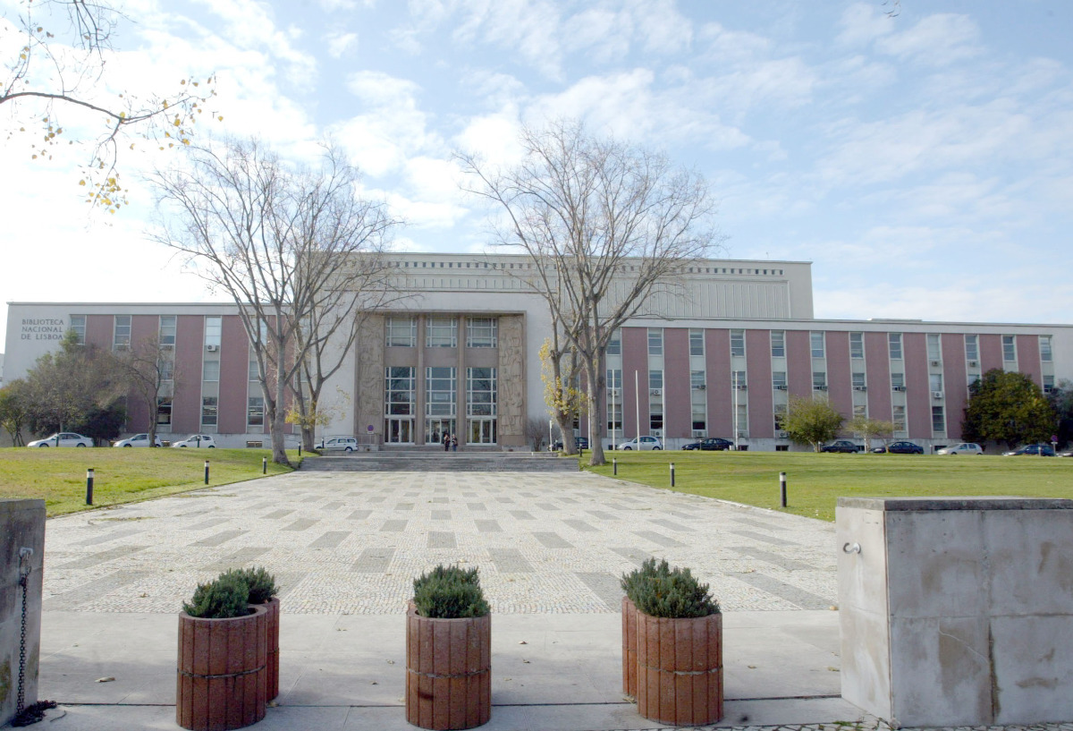 Fotografia do edifício visto de frente