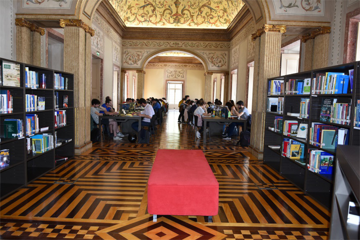 Sala de leitura da biblioteca municipal instalada no Palácio Galveias