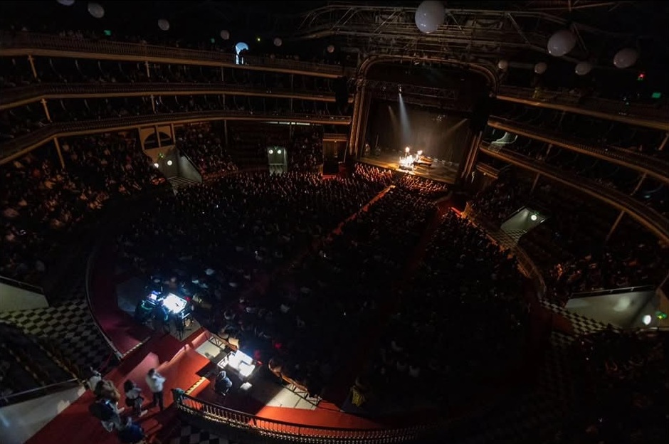 fotografia desta sala de espetáculos repleta de público a assistir a um concerto
