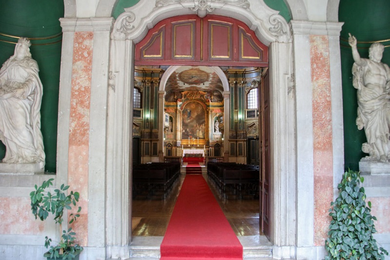 Vista interior da Capela do Paço Real da Bemposta. A perspectiva é a partir da entrada, olhando ao longo da nave central em direção ao altar ao fundo.