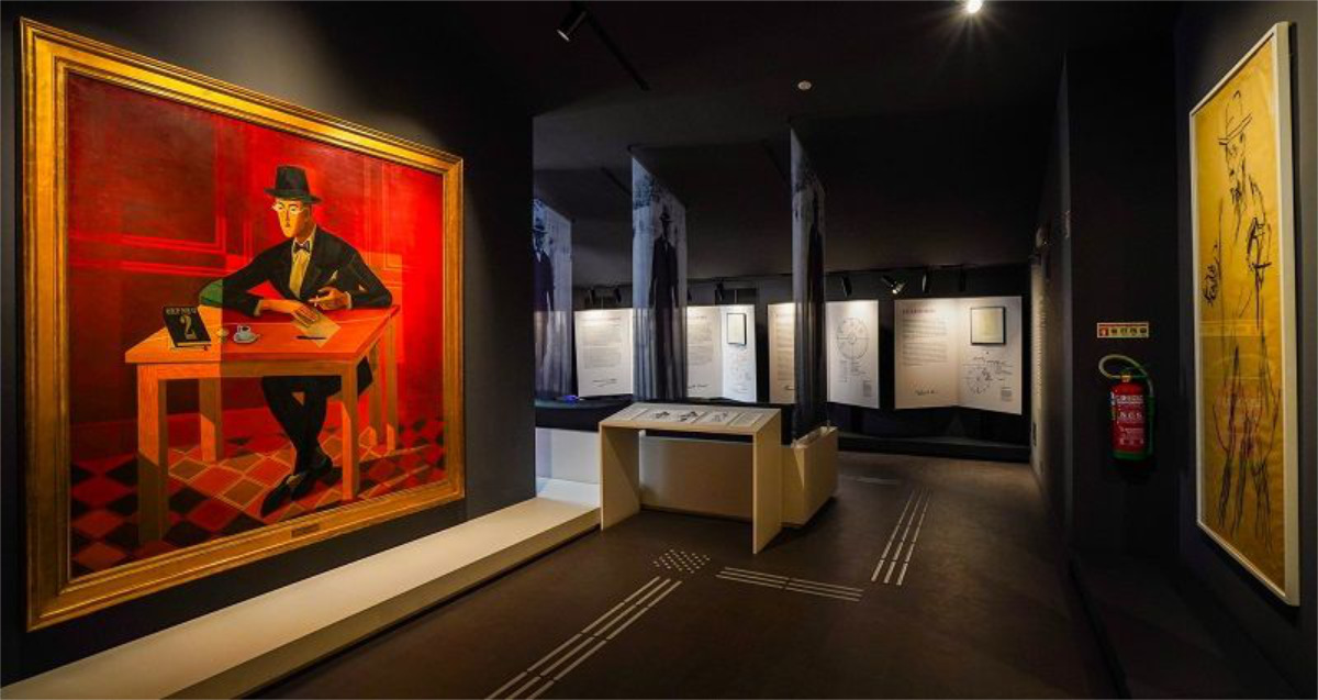 Interior da Casa Fernando Pessoa, com destaque para a figura de Fernando Pessoa retratada no célebre quadro de Almada Negreiros.