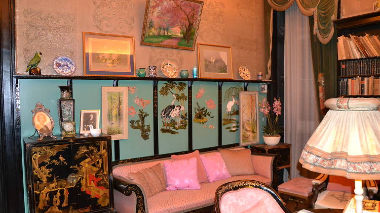 Fotografia de uma sala da Casa Veva de Lima (Palácio Ulrich), demonstrativa da excentricidade da decoração