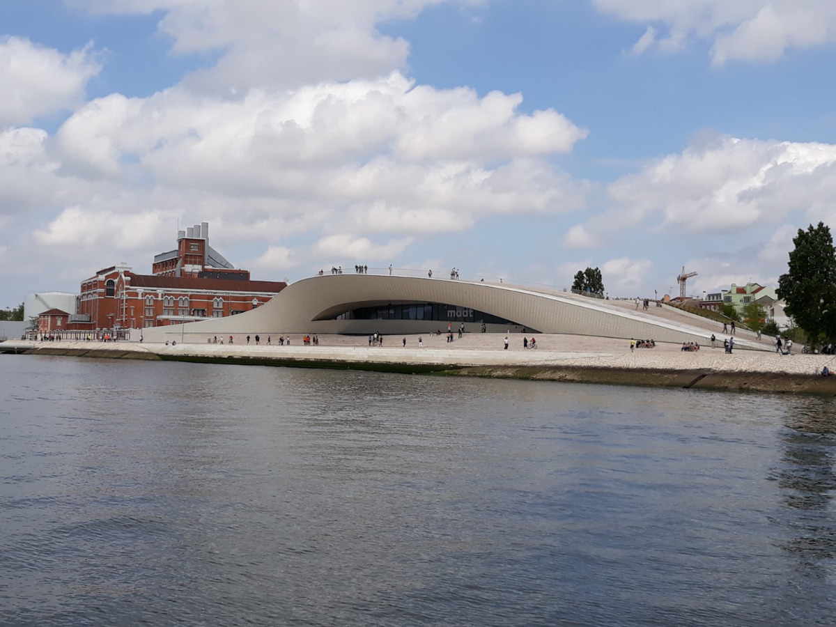 MAAT - Museu de Arte, Arquitetura e Tecnologia visto a partir do rio tejo