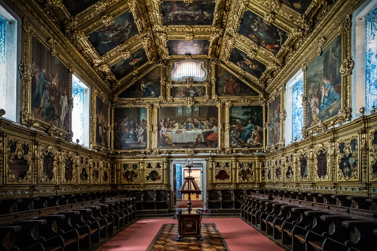 Interior da igreja do Convento da Madre de Deus, ornamentada com a talha dourada, pinturas e azulejos que constituem um dos melhores exemplos do Barroco em Portugal.