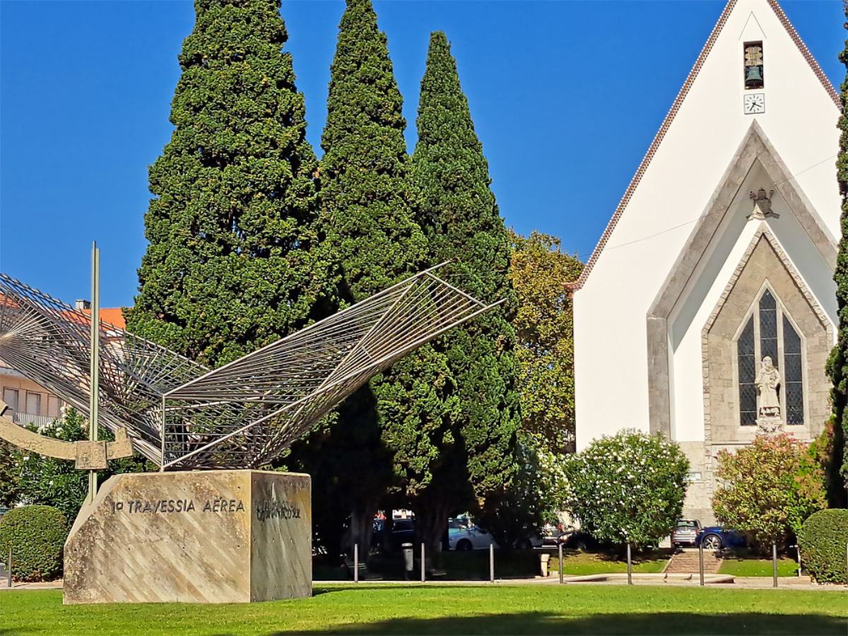 Igreja de São João de Brito, em Alvalade, com o Monumento à Primeira Travessia Aérea do Atlântico Sul em primeiro plano