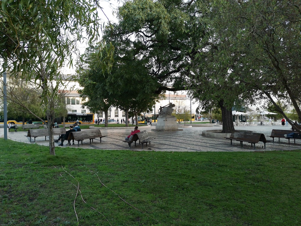 Fotografia do Jardim Roque Gameiro, situado ao lado da Estação Ferroviária do Cais do Sodré