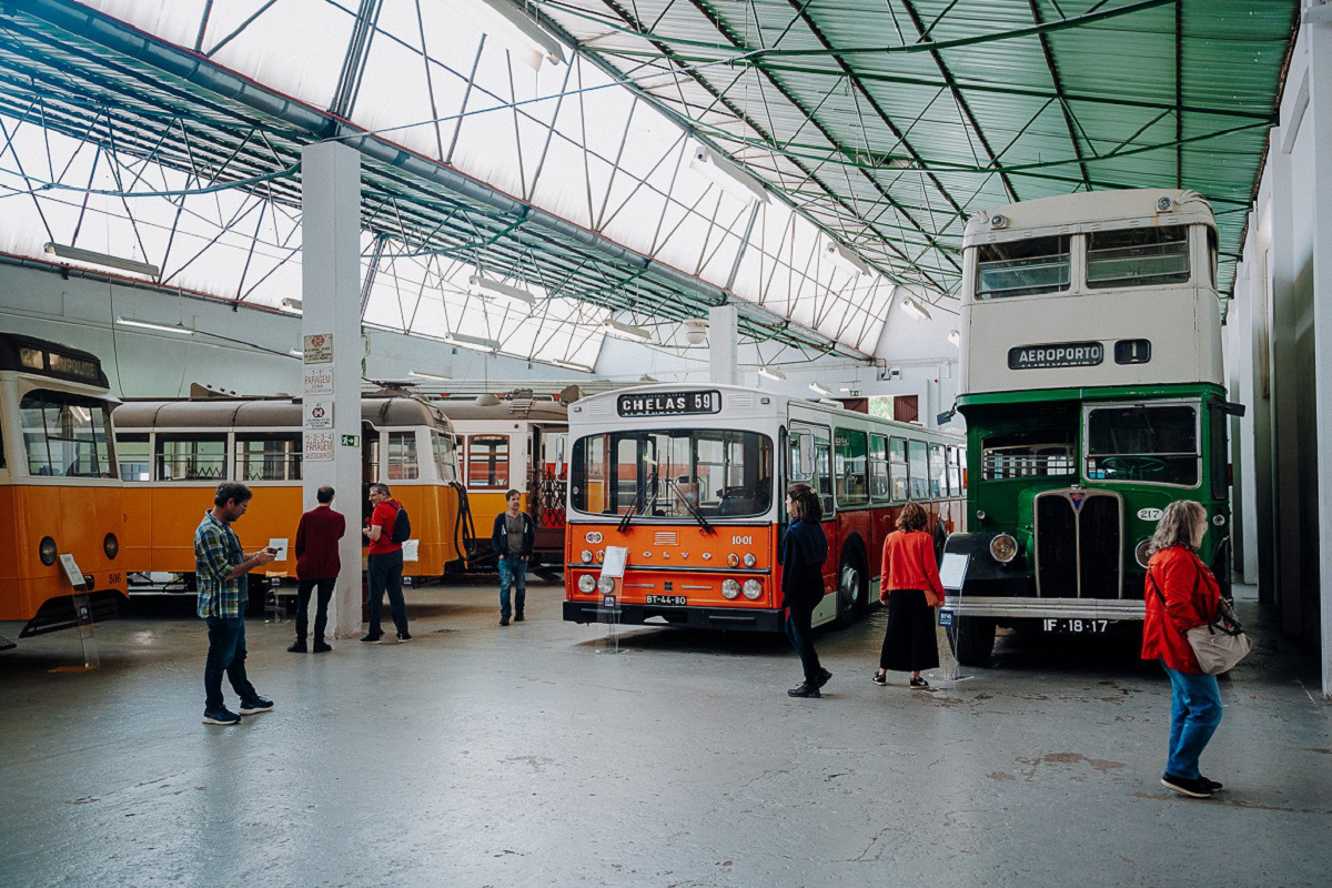 fotografia do museu da carris, onde se vêm autocarros e elétricos antigos em exposição