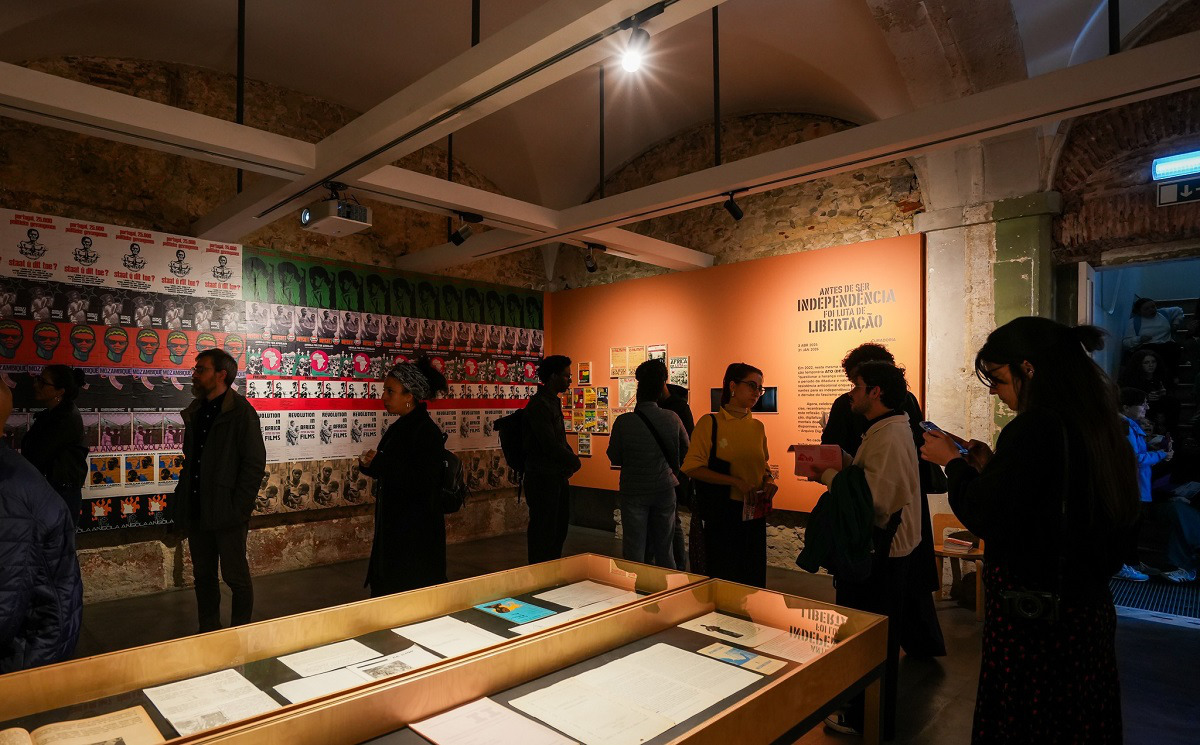 Sala de exposições do Museu do Aljube a ser visitada por várias pessoas