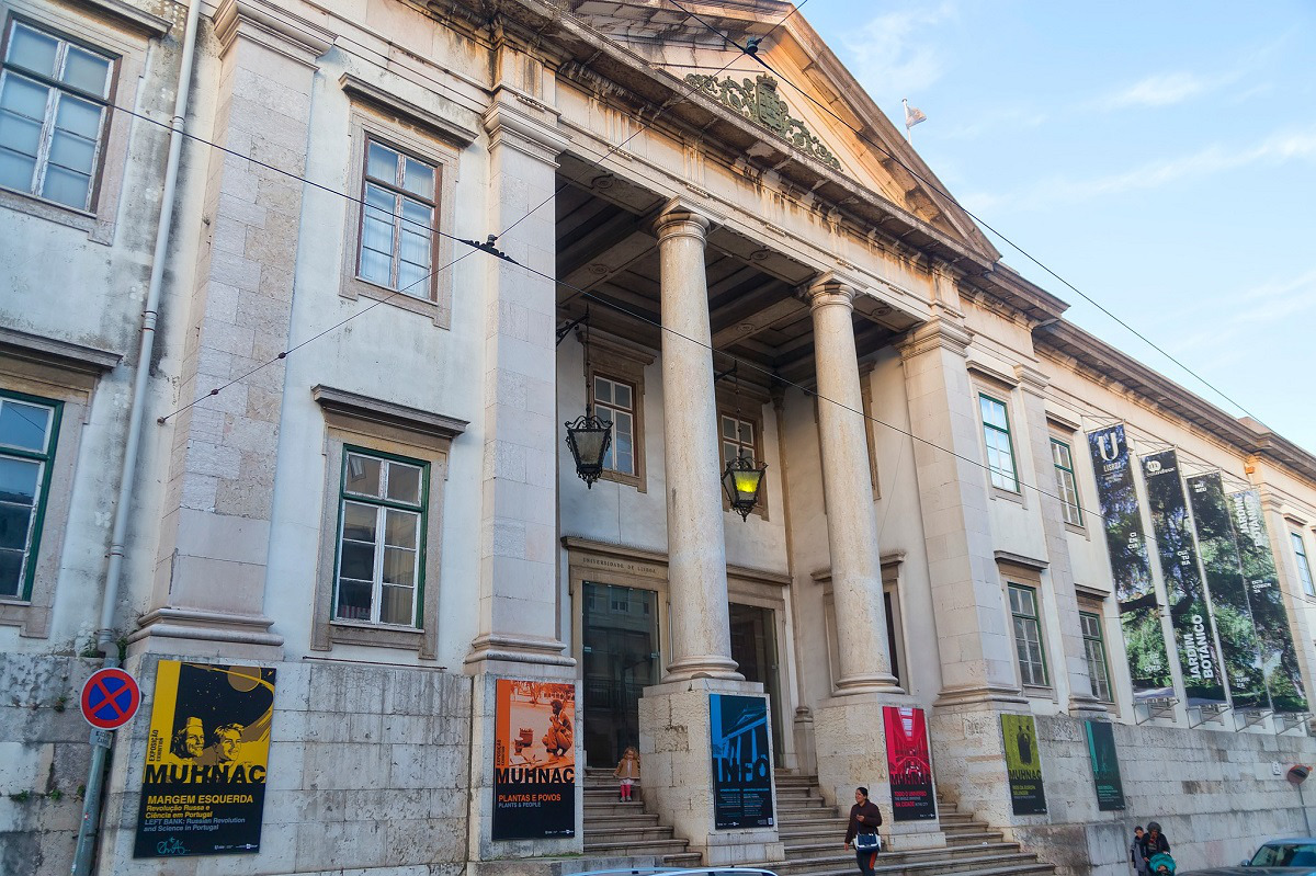 Fotografia da fachada do edifício onde está instalado o Museu Nacional de História Natural e da Ciência
