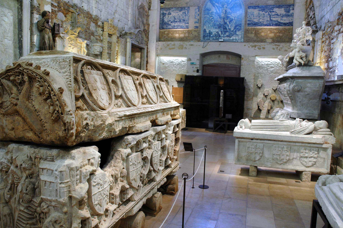 Uma das salas do Museu Arqueológico do Carmo