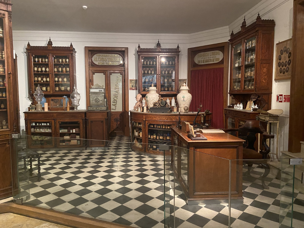 No interior do Museu da Farmácia, espaço decorado com todos os elementos de uma farmácia antiga, em exposição